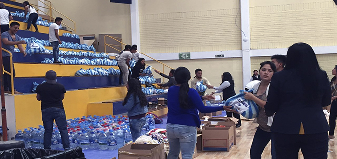 Estudiantes organizan las entregas al interior del coliseo universitario del Campus El Girón