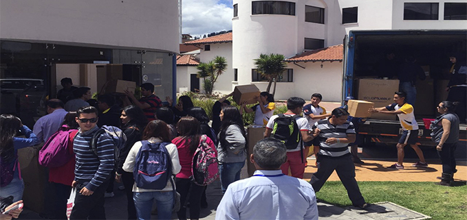 Personal del MIES recoge donativos por parte de los estudiantes del Campus El Girón.