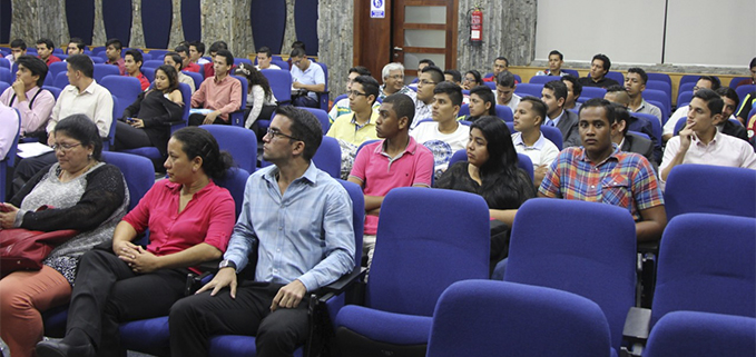 Estudiantes y docentes de diversas carreras son parte de los talleres de redacción