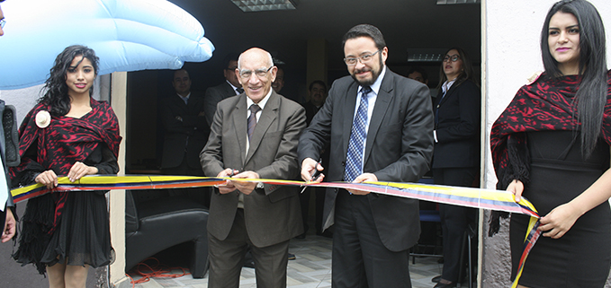 Corte de la cinta entre Jaime Ordóñez (d), Director Regional del SRI y P. Javier Herrán Gómez, Rector de la UPS (i).