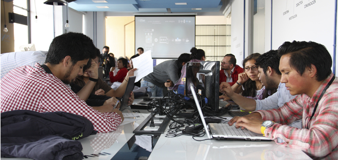 Participantes del Hackhaton en el Social Tech UPS