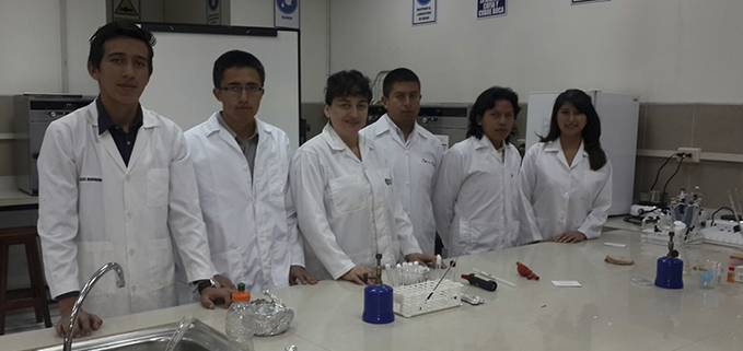 Estudiantes ganadores  del concurso de papers con la Dra. Miryan Mancheno en el Laboratorio.
