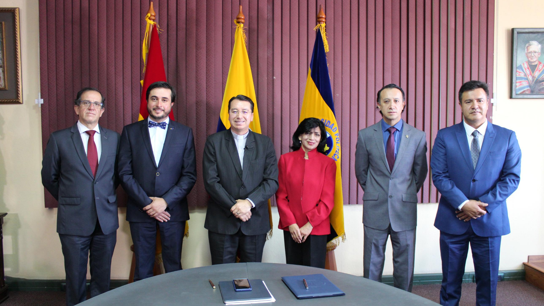 (De izq.) Dr. Fernando Moscoso, Dr. Juan Pablo Salgado, P. Juan Cárdenas, Dra. Anita Reino, Dr. Fernando Pesántez, Mgst. Diego Peñaloza