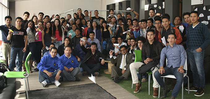 Estudiantes y docentes de la Sede Cuenca con el vicerrector Econ. Cesar Vásquez en la Sala de Coworking.
