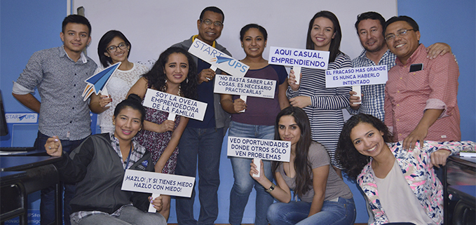 Equipo del StartUPS con los miembros de la Dirección Técnica de Comunicación y Cultura de la Sede Guayaquil