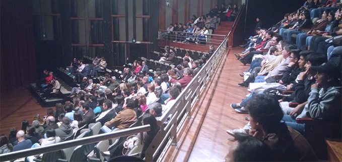 Estudiantes, docentes y público en general acudieron al Teatro México.