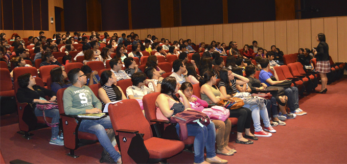MSc Katiusca Flores, directora de la carrera de Comunicación Social sede Guayaquil, dando la bienvenida a los estudiantes.