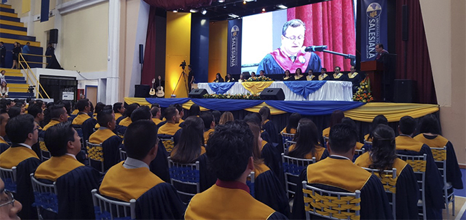 Vicerrector José Juncosa en su discurso el Coliseo del Campus