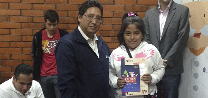 Entrega del certificado a uno de los niños participantes del proyecto