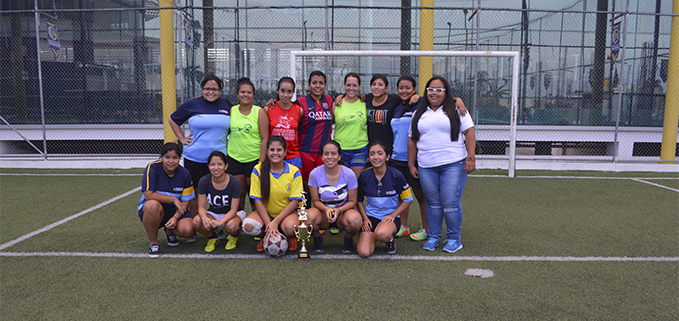 Srta. Julia Domínguez Rojas (der.), junto a las campeonas del torneo relámpago FEUPS DIVA 2016