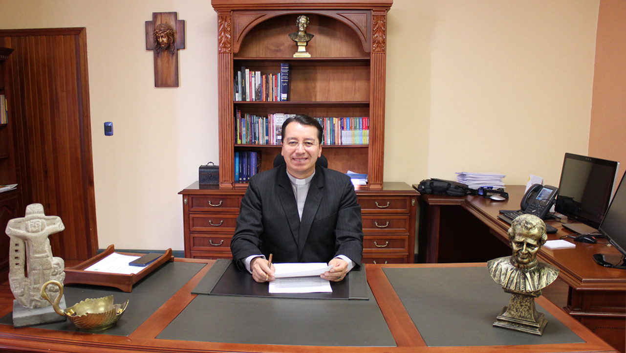 P. Juan Cárdenas, Rector de la UPS les dio la bienvenida a los nuevos estudiantes de las sedes Cuenca y Quito