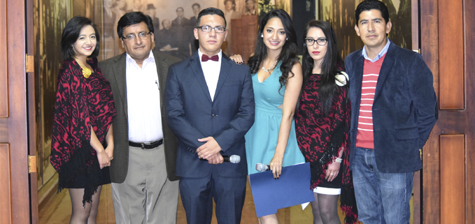 Organizadores del Concierto: Cesar Vásquez (2° de izq.), vicerrector de sede y Blas Garzón, director de Comunicación y Cultura de la sede (der) acompañados por estudiantes de la Sede Cuenca.