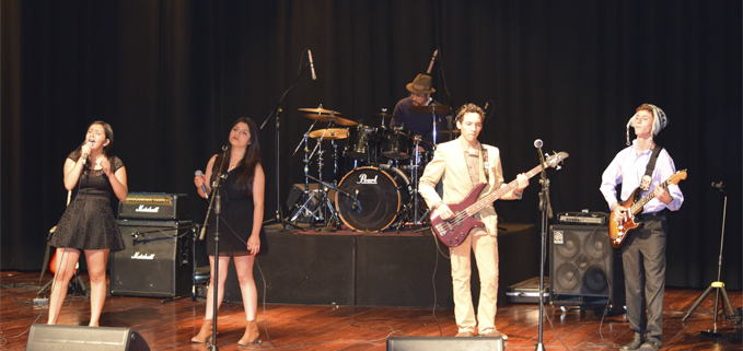 Actuación del conjunto musical del colegio Asunción