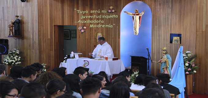 Celebración de la Eucaristía en la Capilla Universitaria, campus El Girón