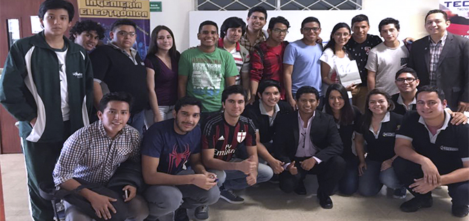 Directivos de la carrera de Ingeniería Electrónica junto a los estudiantes participantes de la jornada