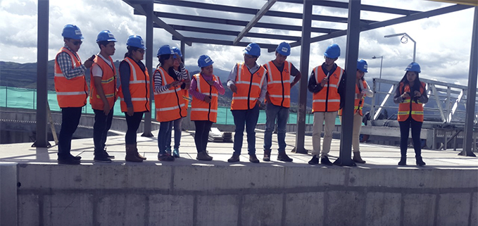 Estudiantes de séptimo nivel de la carrera de Ingeniería de Civil en la planta de tratamiento de aguas residuales en Quitumbe.