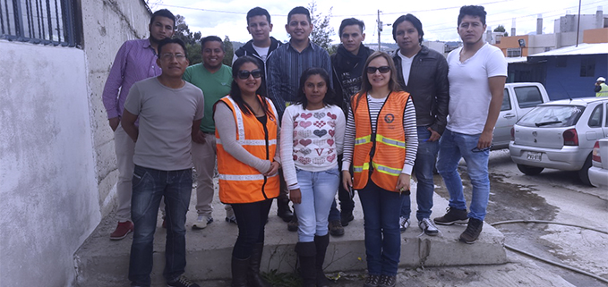 Estudiantes de  Ingeniería de Civil en la planta de tratamiento de aguas residuales ubicada en Quitumbe