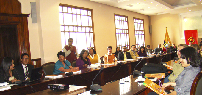 Edgar Gordillo, Presidente de PACES, presentando la labor de la Fundación en un evento del Municipio de Cuenca.