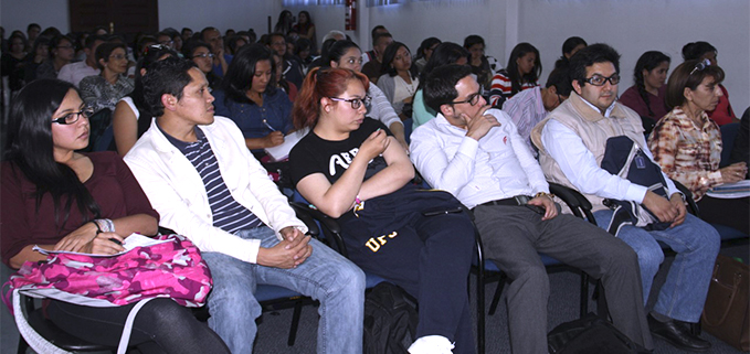 Estudiantes y profesores en el auditorio Monseñor Leonidas Proaño