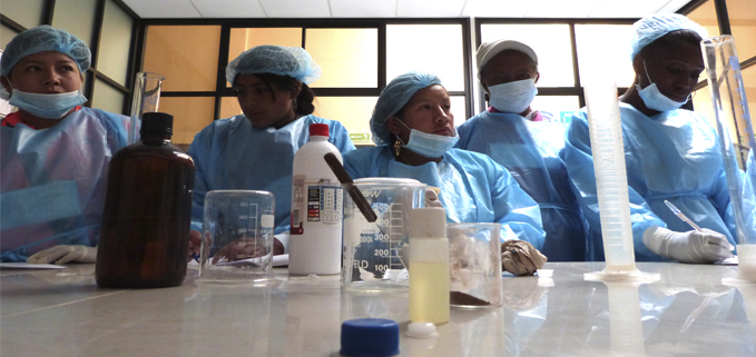 Mujeres participantes en el evento realizando una práctica en los laboratorios de ciencias de la vida de la Sede Cuenca.