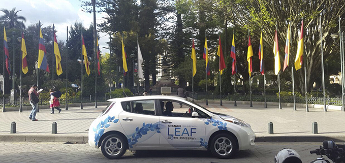 Vehículo eléctrico circulando por el Parque Calderón en el centro de la ciudad de Cuenca.