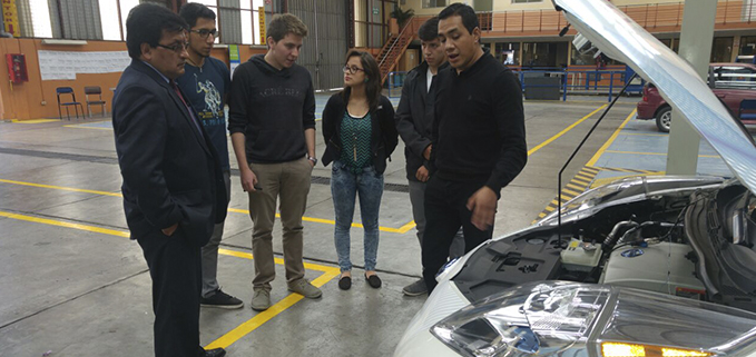 Renato Fierro (der.) director del proyecto explicando el funcionamiento del vehículo eléctrico al Vicerrector de la UPS sede Cuenca, César Vásquez Vásquez (izq.).