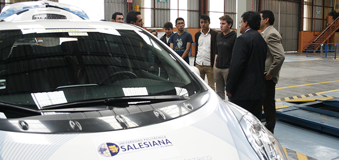 Vicerrector de la Sede Cuenca, César Vásquez con los estudiantes encargados del proyecto del vehículo eléctrico.