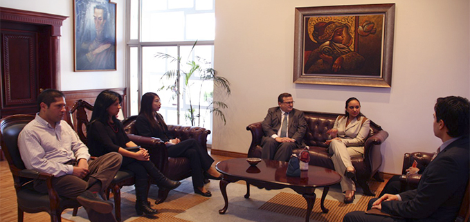 En la Sala de la Presidencia de la Asamblea Nacional, momento previo a la firma del convenio.