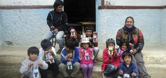 Estudiantes misioneros acompañados por niños y niñas de la comunidad.