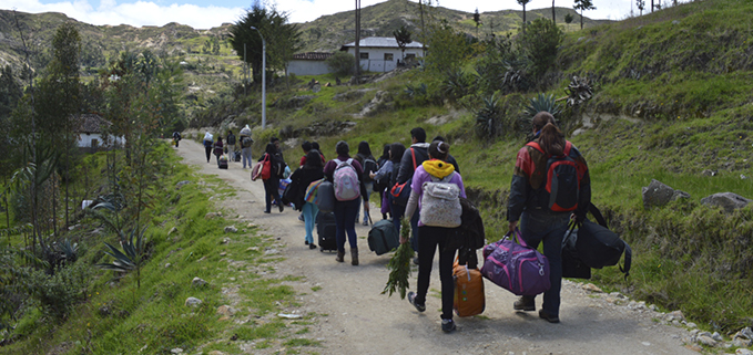 Misioneros camino a una de las comunidades beneficiaria del proyecto.