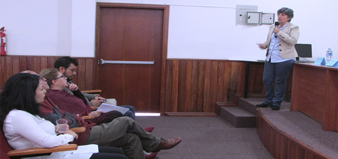 Profesores y estudiantes de la carrera de Comunicación Social durante el conversatorio de la Dra. Zabalondo.