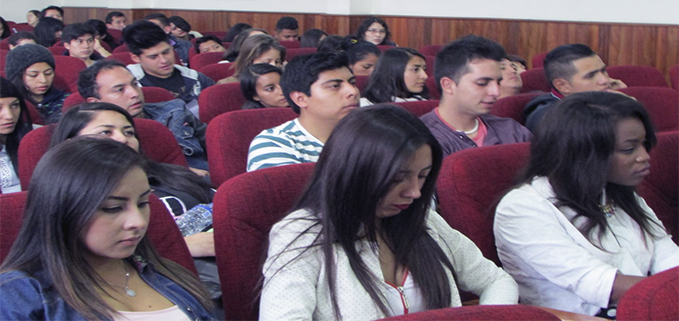 Estudiantes de Comunicación Social en la conferencia 