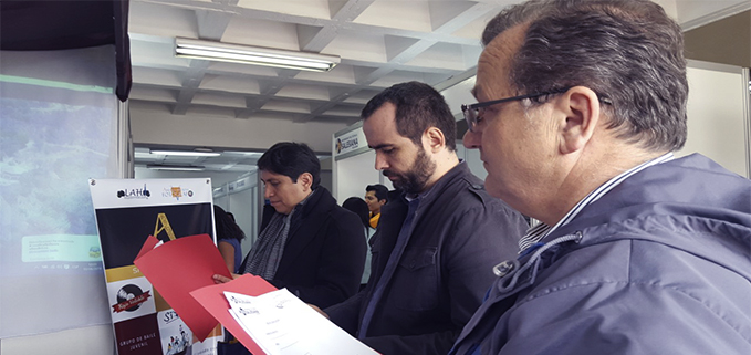 Vicerrector José Juncosa, Dr. César Nieto y Dr. Paco Noriega recorren los stand de proyectos de los estudiantes.