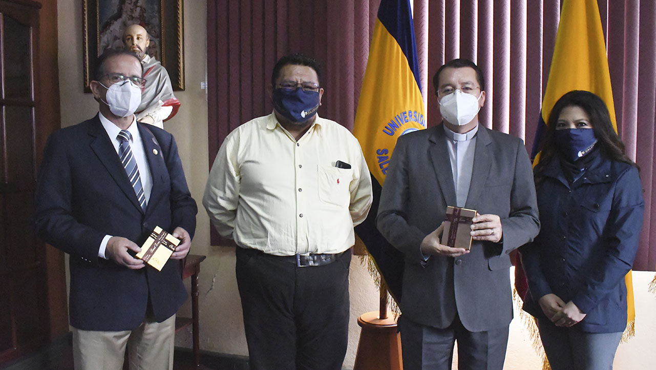 Presente entregado a las autoridades de la UPS
