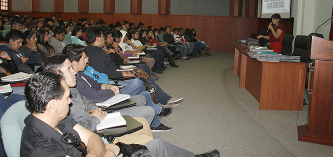 Docente, Carmen Álvarez, en intervención en el seminario con los estudiantes de Comunicación Social