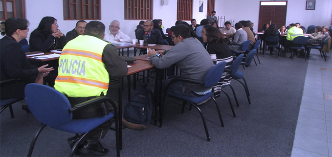 Estudiantes, profesores y personal administrativo participan en la mesa de trabajo