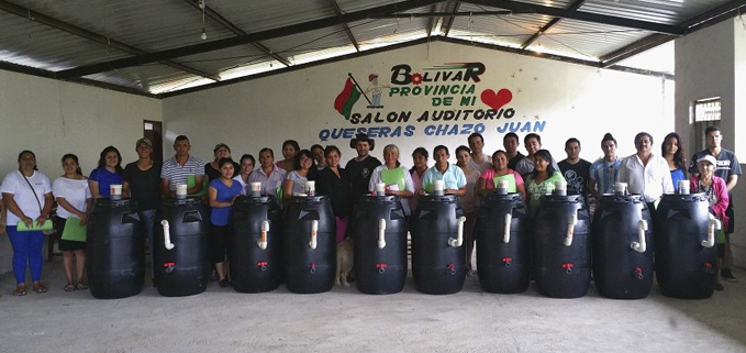 Estudiantes de la UPS en el momento de iniciar sus labores conjuntamente con los colonos.