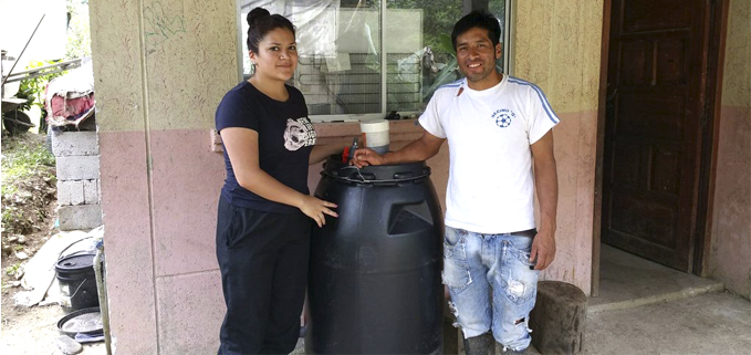 Estudiantes de la UPS en la instalación de un biodigestor.