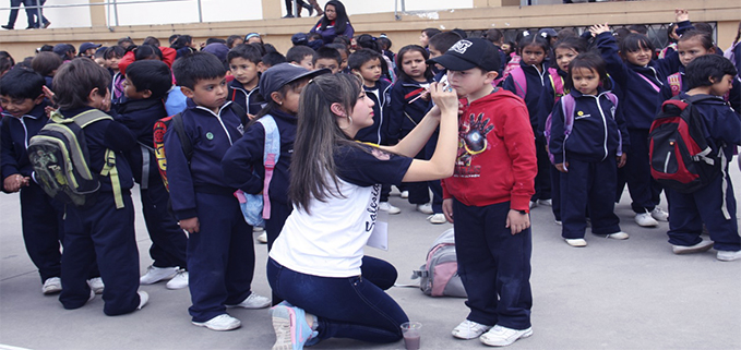 Estudiantes de Pedagogía entretienen a los niños que visitaron la UPS en el VII Foro del Sector Lechero Ecuatoriano