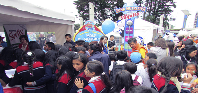 Niños y niñas visitan los stand de productos lácteos