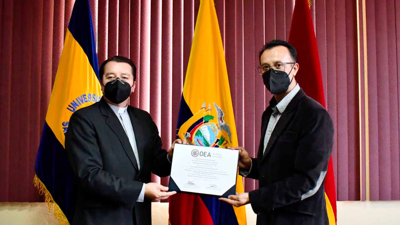 P. Juan Cárdenas, Rector de la UPS y Fernando Pesántez, Vicerrector General reciben el certificado otorgado por la OEA