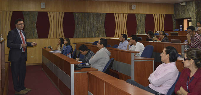 Dr. Emilio Manuel Martínez Rivas con los participantes del taller para investigadores organizado por la SENESCYT en la UPS sede Guayaquil