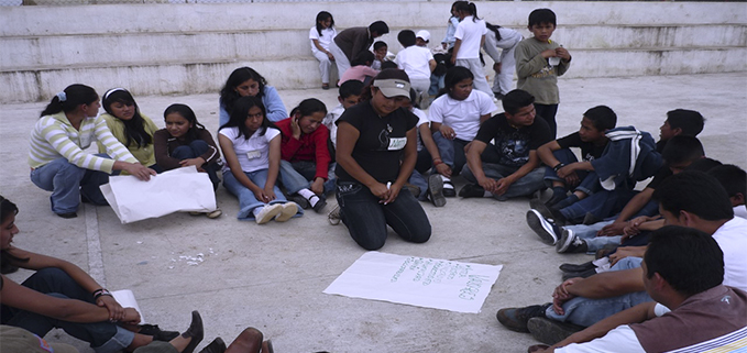 Estudiante de la sede Quito realizando actividades con los beneficiarios del proyecto de Voluntariado Universitario Salesiano.
