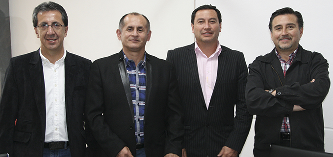 Nelson Jara (der.) en compañía de los miembros del Grupo de Investigación GID-STD: (de izq.) Fernando Vivar, Román Idrovo y Fran Reinoso.