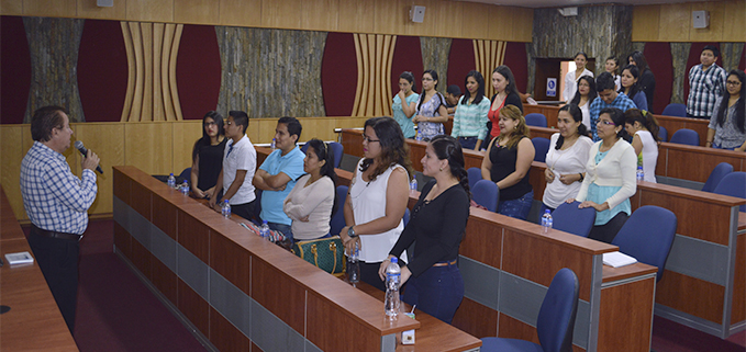 Graduados de la carrera de contabilidad y auditoría que fueron parte de la conferencia