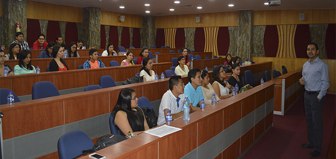 Graduados de la carrera de contabilidad y auditoría que fueron parte de la conferencia