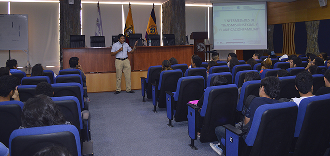 Psicólogo Jorge Escobar conversando con los estudiantes de la UPS Sede Guayaquil durante su intervención