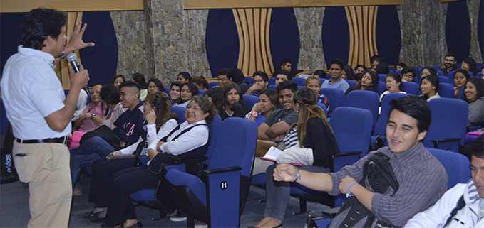 Psicólogo Jorge Escobar conversando con los estudiantes de la UPS Sede Guayaquil durante su intervención