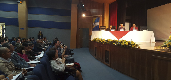 Mesa directiva conformada por Tania Chicaiza, Héctor Sarmiento, P. Javier Herrán, Juan Pablo Salgado y José Juncosa