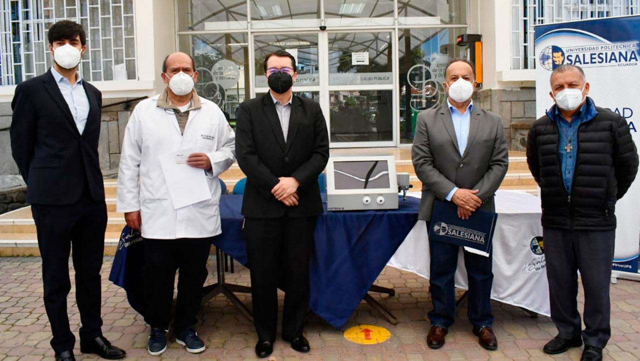 Entrega de ventiladores mecánicos en la ciudad de Cuenca por el P. Juan Cárdenas y el P. Francisco Sánchez
